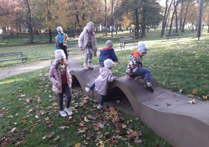 Zabawy w jesiennym parku.