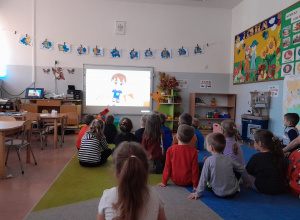 Dzieci oglądają prezentację na tablicy interaktywnej