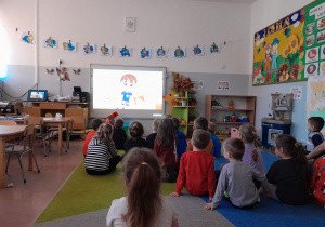 Dzieci oglądają prezentację na tablicy interaktywnej
