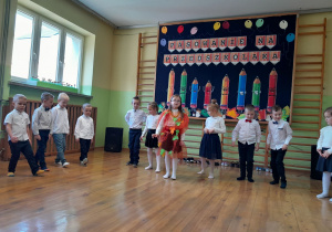Dzieci z grupy 5-6 latków śpiewają piosenkę