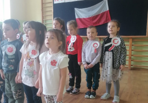 Dzieci podczas śpiewania hymnu narodowego