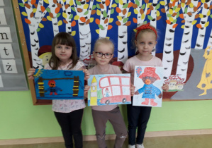 Dziewczynki prezentują swoje prace na konkurs.