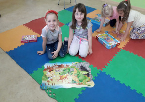 Dzieci prezentują ułożone puzzle.