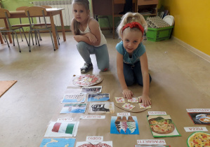 Dzieci przygotowują makietę dotyczącą Włoch.