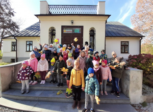 Dzieci z wartkowickiego przedszkola ustawione do fotografii na schodach przed wejściem do muzeum Marii Konopnickiej w Bronowie.