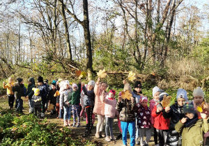 Dzieci w parku w Bronowie pozują do fotografii trzymając w ręku jesienne liście - kolejne ujęcie.