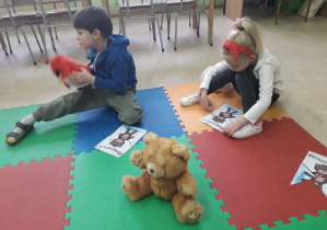 Dzieci prezentują ułożone "misiowe" puzzle.
