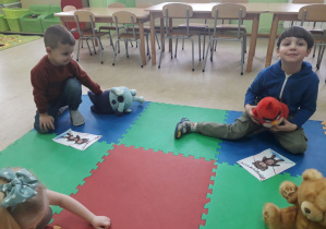 Dzieci prezentują ułożone "misiowe" puzzle.