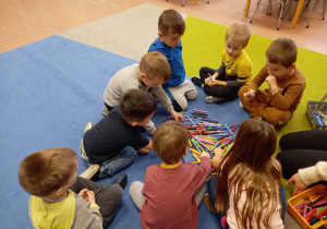 Dzieci segregują kredki wg koloru