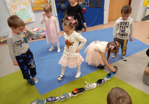 Przedszkolaki ustawiają buty
