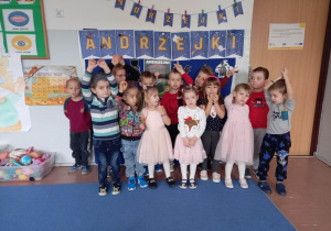 Zdjęcie grupowe dzieci 3-4 letnich na tle dekoracji andrzejkowej