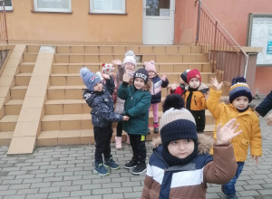 Dzieci przed wejściem do Biblioteki w Wartkowicach