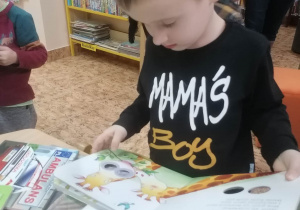 Chłopiec ogląda książkę