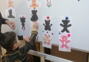 Dziecko wykonuje zadanie na tablicy