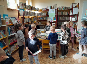 Dzieci w bibliotece oglądają książki