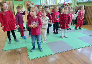 Dzieci z grupy 3-4 latków prezentują piosenkę dla Mikołaja