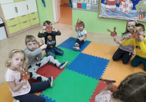 Dzieci prezentują wykonane renifery.