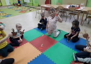 Dzieci prezentują wykonane renifery.