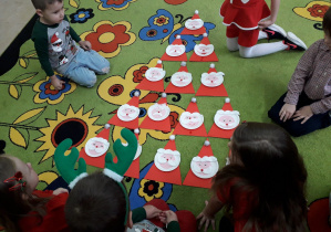 Dzieci prezentują swoje prace pt. "Mikołaj".