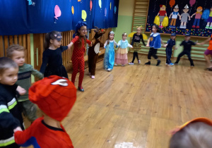 Dzieci tańczące w kole na holu przedszkolnym