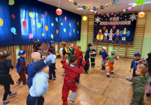 Dzieci tańczą na holu przedszkolnym