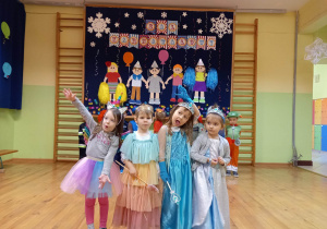 Dziewczynki z grupy 3, 4 latków stojąc razem
