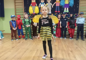 Dziewczynka prezentuje strój pszczółki w czasie pokazu mody karnawałowej