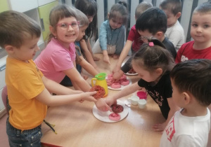 Dzieci prezentują pączki wykonane z masy solnej