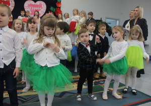 Dzieci z grupy 3,4,5 latków tańczą przy piosence.