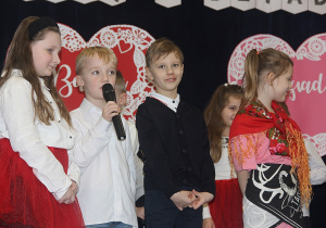 Grupa dzieci 5,6 letnich recytują do mikrofonu wiersze.