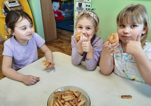 Dziewczynki z grupy 5,6 latków degustują tłustoczwartkowe przysmaki.