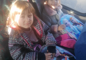 Dziewczynki siedzą w autokarze, który jedzie do kina