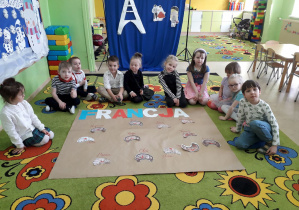 Dzieci prezentują namalowane francuskie croissanty.
