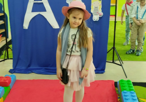 Pokaz mody francuskiej- dziewczynka w stroju małej damy francuskiej.
