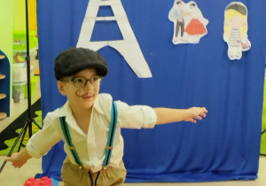 Pokaz mody francuskiej- chłopiec w stroju małego Francuza.