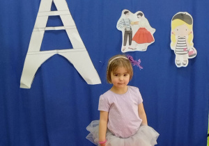 Pokaz mody francuskiej- dziewczynka w stroju małej baletnicy.