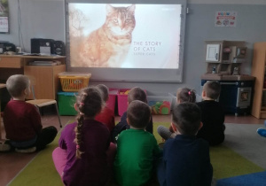 Dzieci oglądają prezentację na tablicy multimedialnej