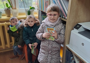 Dzieci w bibliotece z wybranymi ksiażkami