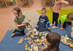 Dzieci podczas tworzenia rzeźby z papieru
