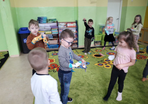 Dzieci podczas zabawy poszukują kolorowej skarpetki do pary.