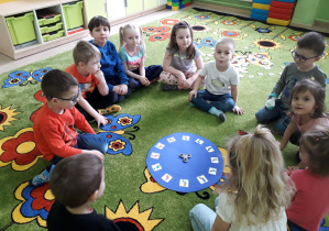 Dzieci podczas zabawy "Skarpetkowe koło".