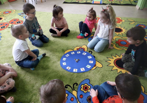 Dzieci podczas zabawy "Skarpetkowe koło".