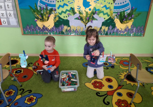 Dzieci podczas zabawy konkursowej "Wieszamy skarpetki".