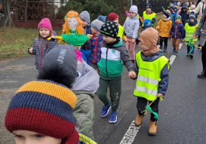 Dzieci idą poboczem na spacer