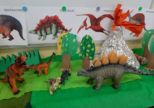 Makieta świata dinozaurów wykonana przez dzieci.