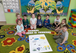 Dzieci prezentują plakat "Marcowy garnek".