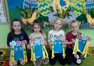 Dziewczynki prezentują prace plastyczną "Pani Wiosna".