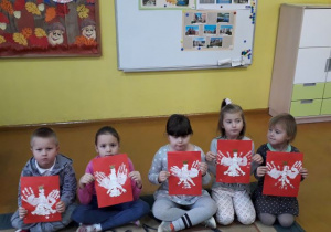 Przedszkolaki prezentują prace plastyczna "Godło".