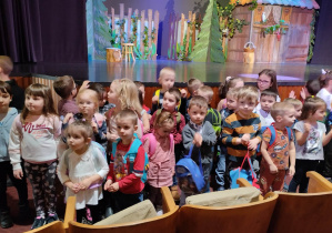 Zdjęcie grupowe dzieci na tle sceny