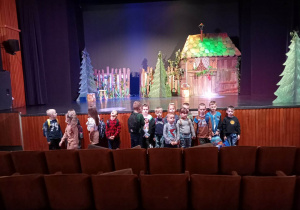 Zdjęcie dzieci na tle sceny w teatrze